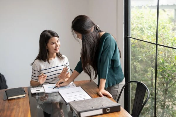 Dueños de negocios evaluando opciones de pólizas de seguro.