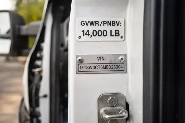 Etiqueta de clasificación GVWR para camiones comerciales utilizada por las aseguradoras para su clasificación