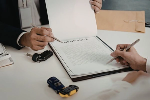 El propietario de un negocio solicita un seguro de automóvil comercial.