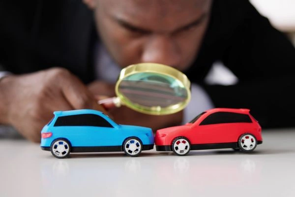 Automóviles masculinos y femeninos para seguros