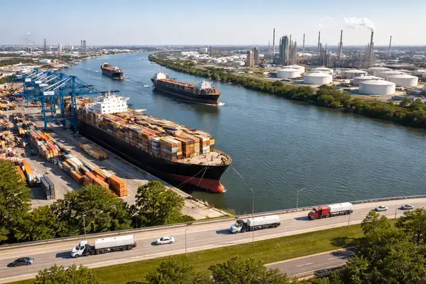 Canal de navegación del puerto de Houston con camiones comerciales que representan el mercado de seguros de transporte por carretera de Houston