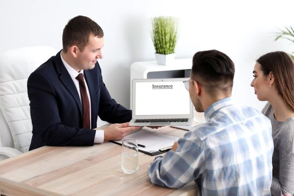 Agente de seguros explicando las opciones de cobertura para empresas
