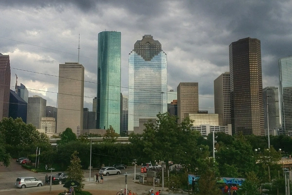 El horizonte de Houston con nubes de tormenta que se aproximan muestra el riesgo que supone el clima de Texas para los propietarios de viviendas.