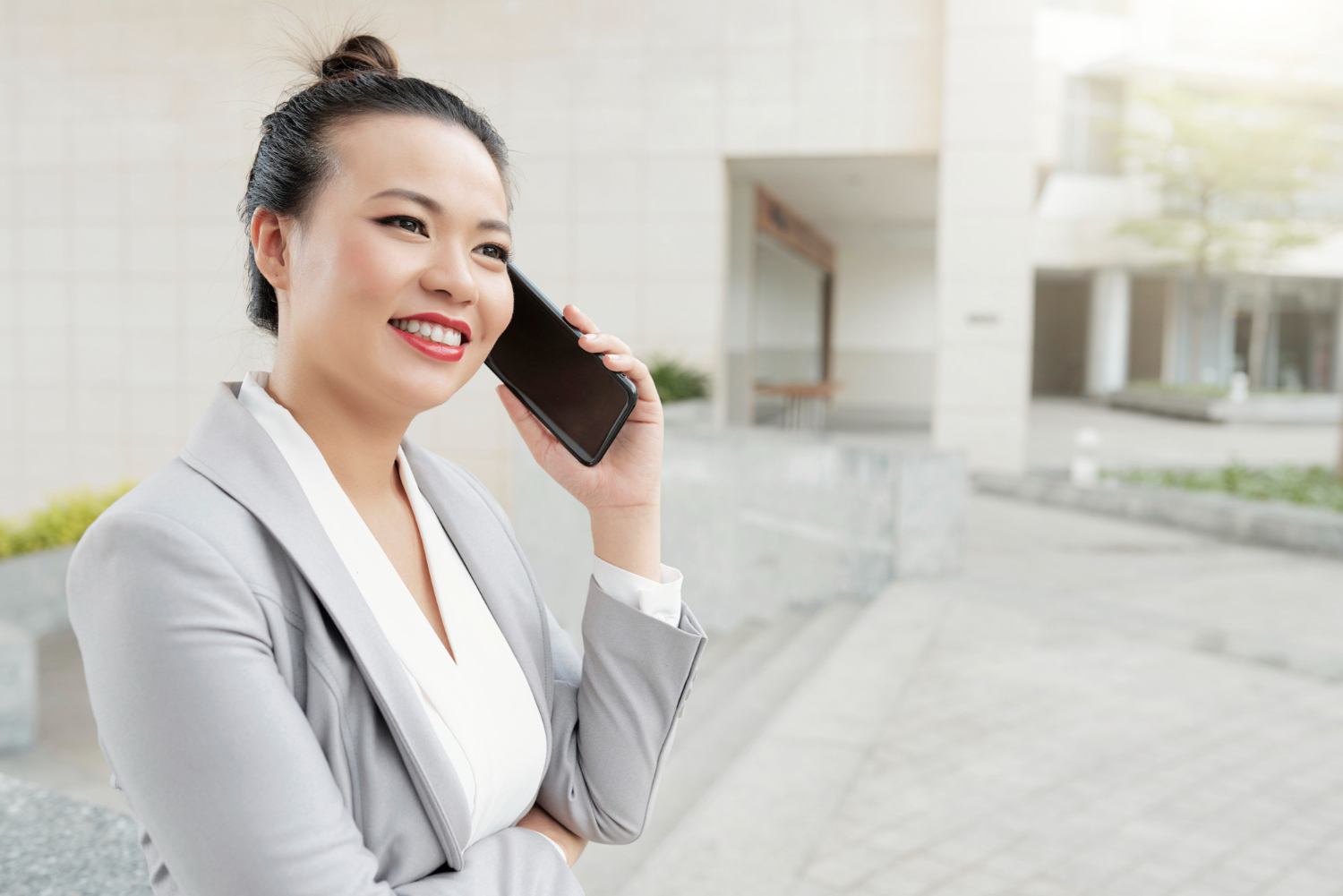 Agente de seguros hablando con cliente por teléfon