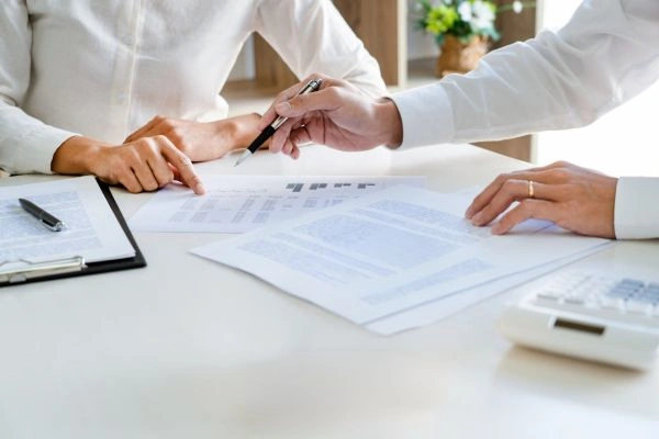 Documentos de diferentes tipos de fianzas sobre el escritorio