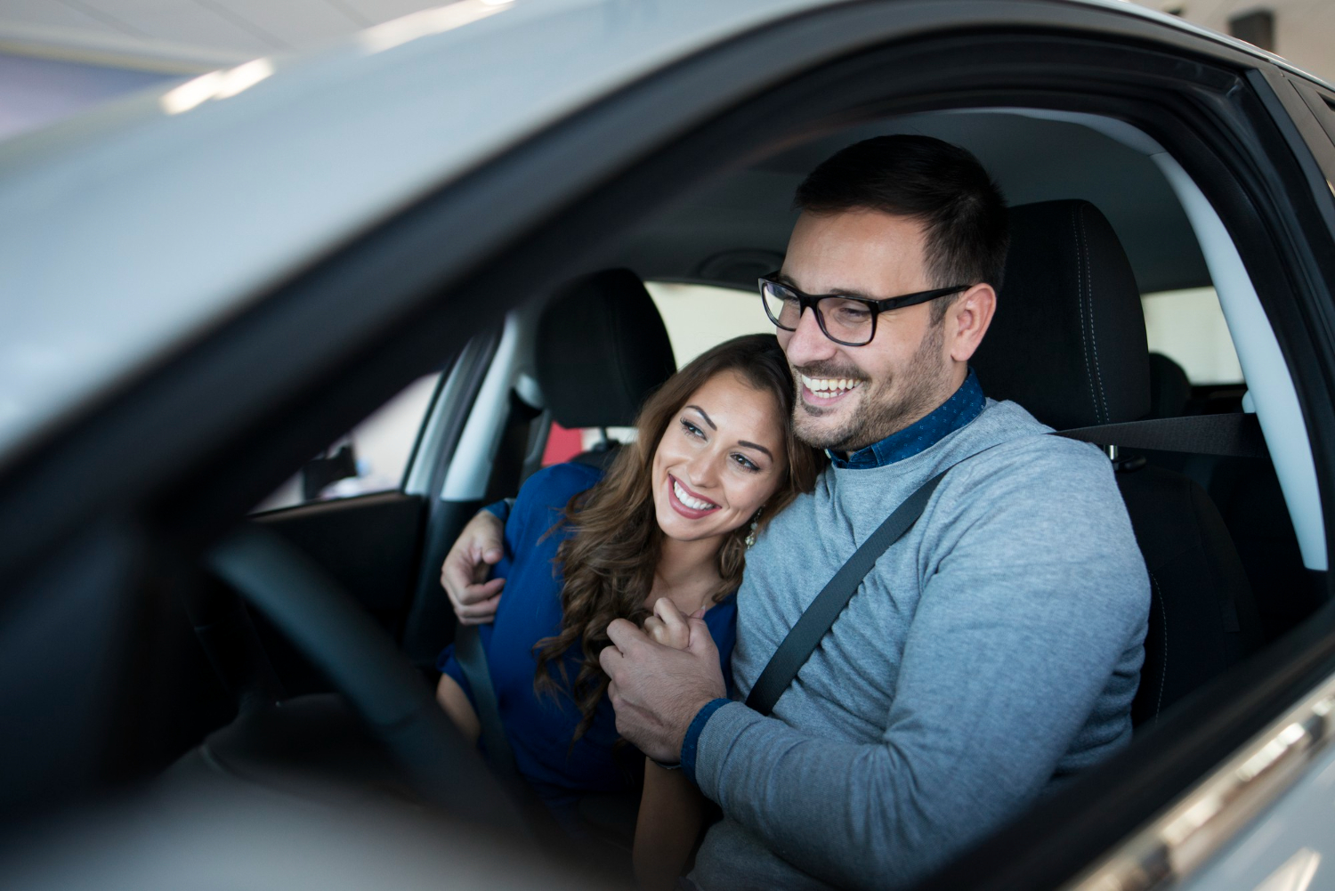 Pareja feliz con póliza de auto