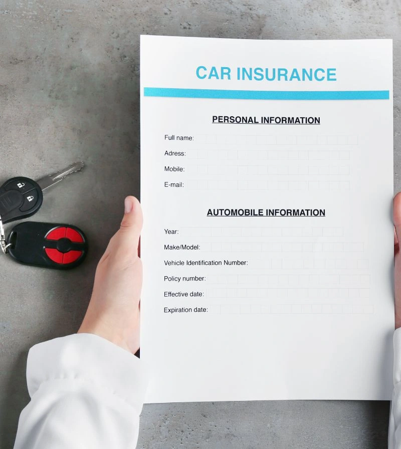 Mujer rellenando el formulario del seguro del coche