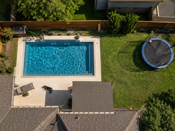 Riesgos de responsabilidad civil relacionados con piscinas y trampolines en el patio trasero
