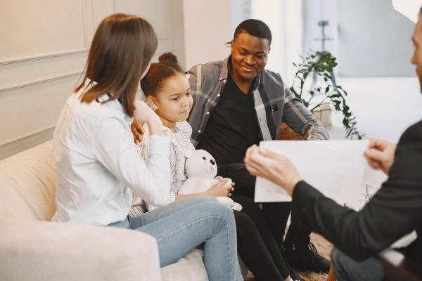 La familia está protegida por la cobertura conjunta del seguro de vida.