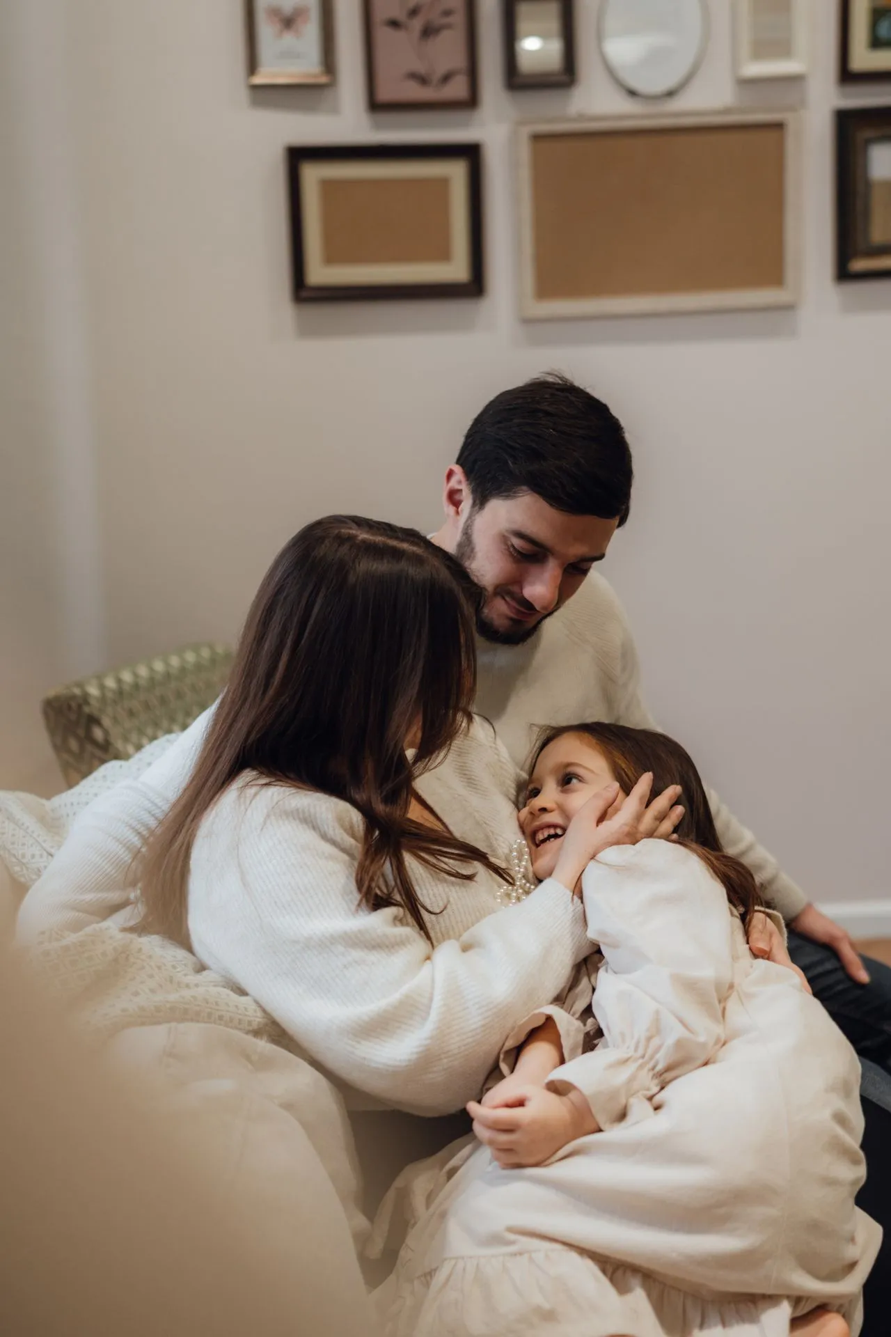 Familia feliz en la sala de estar