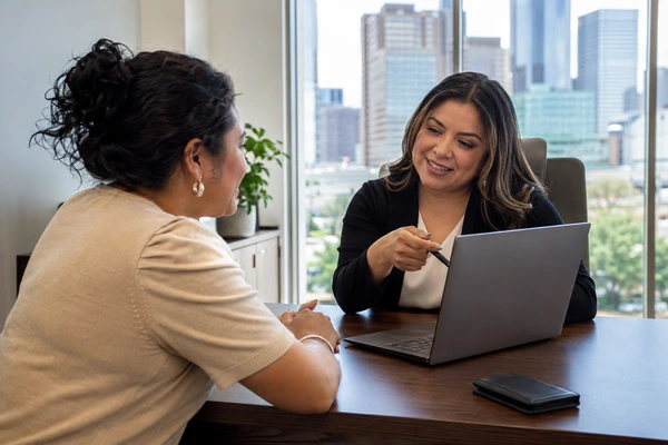 Cliente recibiendo ayuda en español para solicitar seguro de vida con ITIN