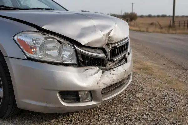 Daños en la parte delantera de un coche tras atropellar a un ciervo en una carretera de Texas