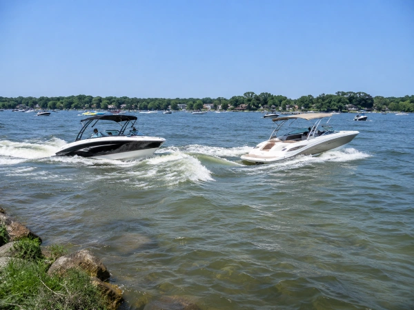 Dos botes pasando cerca en un lago de Texas