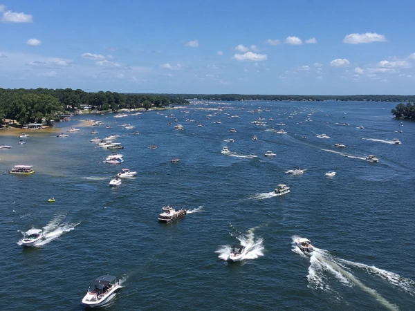 Día concurrido de botes en el lago Conroe