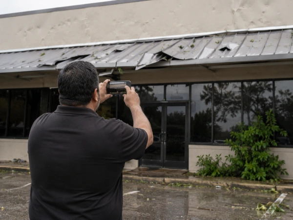 Dueño fotografiando daños para el reclamo del seguro