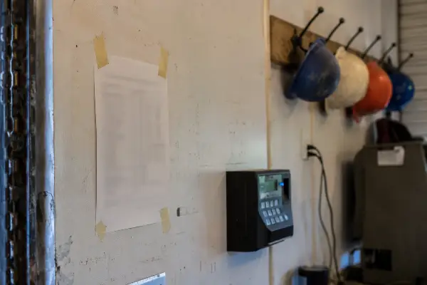 Aviso para empleados en la pared de un taller en Houston