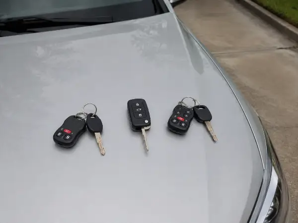 Tres juegos de llaves sobre el mismo carro: el seguro sigue al vehículo