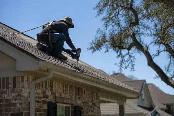 Techador trabajando en un techo en Texas, el oficio sin licencia estatal