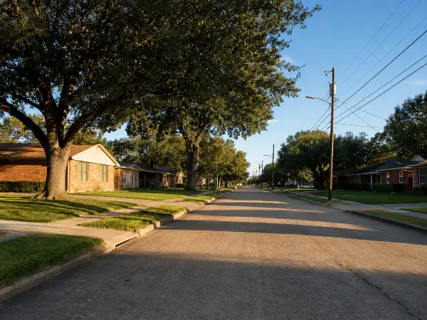 Calle residencial de Houston con casas de ladrillo sobre losa de concreto