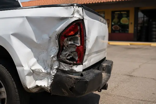 Camioneta de trabajo con daños que superan el límite mínimo de Texas