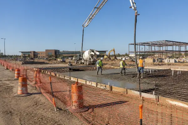 Obra pública en Texas donde se exige compensación laboral