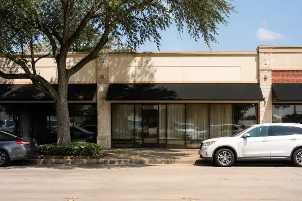 Oficina de agencia de seguros en un strip center sobre Bellaire Blvd en Houston
