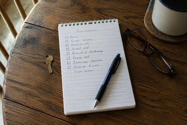 Lista de pasos para revisar el seguro después de pagar la casa en Texas