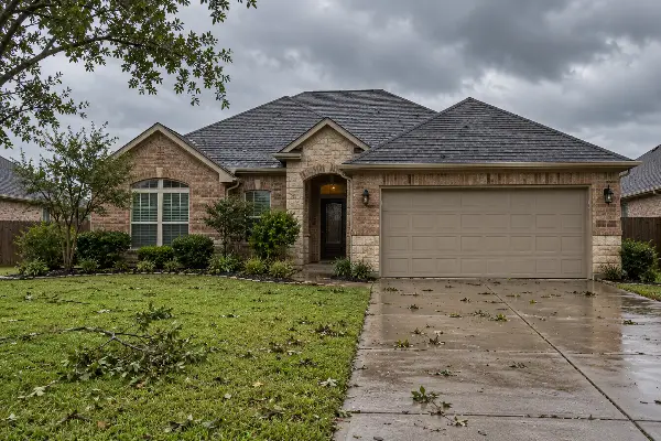 Casa en Texas con daño de granizo en el techo cubierto por el seguro