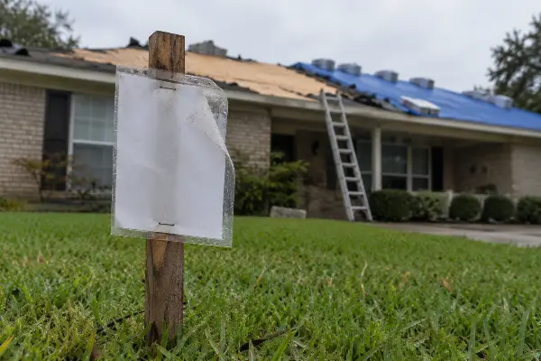 Permiso de obra en un reemplazo de techo en Texas, donde el techador no necesita licencia estatal