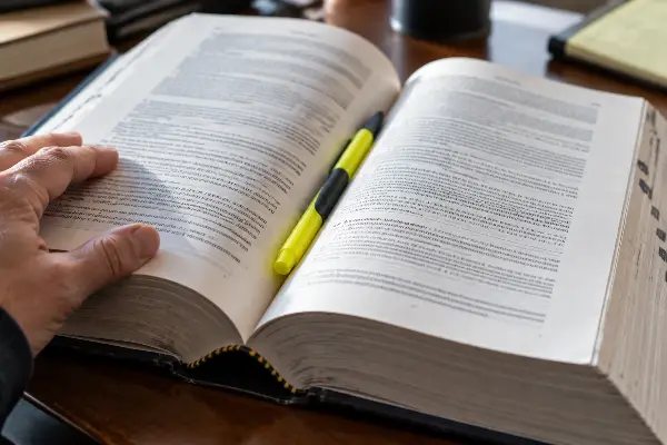 Volumen del Código de Seguros de Texas abierto sobre un escritorio Files