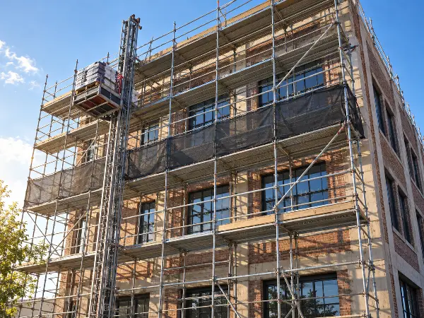 Edificio de 4 pisos, arriba del límite de altura de muchas pólizas de techos