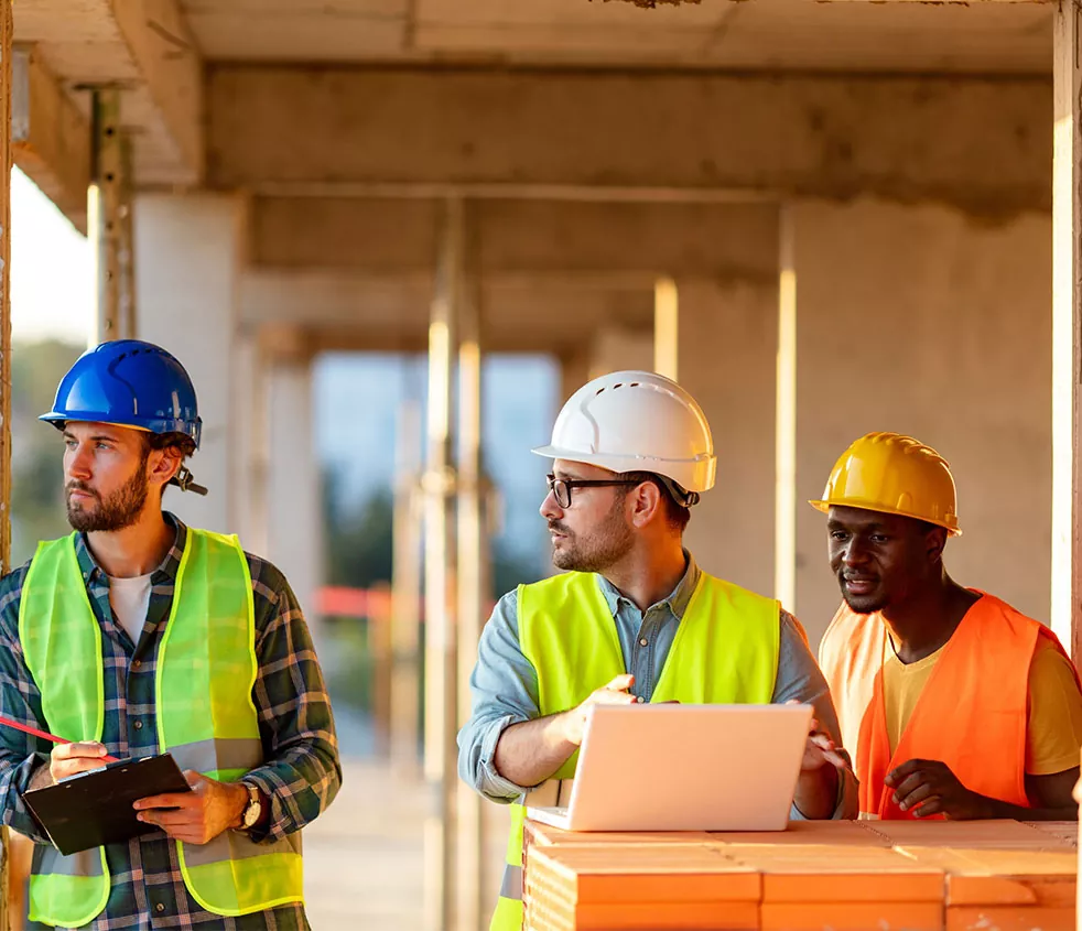 Contratistas trabajando sin preocupaciones